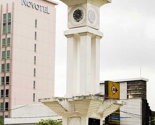 patung publik jam menara ria taman abdul rivai bandung