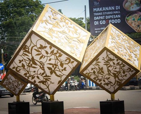 patung publik kubus motif bandung