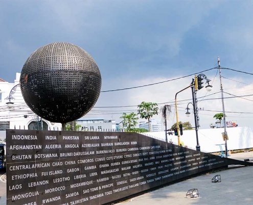 patung publik bola dunia monumen 60 tahun konferensi asia afrika bandung