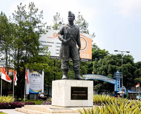 patung publik husein sastranegara bandara bandung