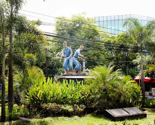 patung publik dago monumen perpamsi seragam biru bandung