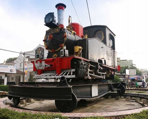 patung publik monumen purwa aswa kereta api jadul bandung