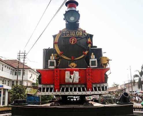 patung publik monumen purwa aswa kereta api jadul bandung