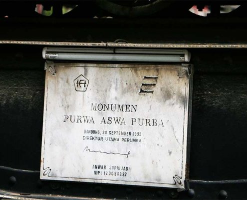 patung publik monumen purwa aswa kereta api jadul bandung