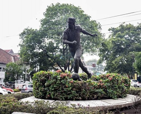 patung publik monumen sepak bola tamblong bandung