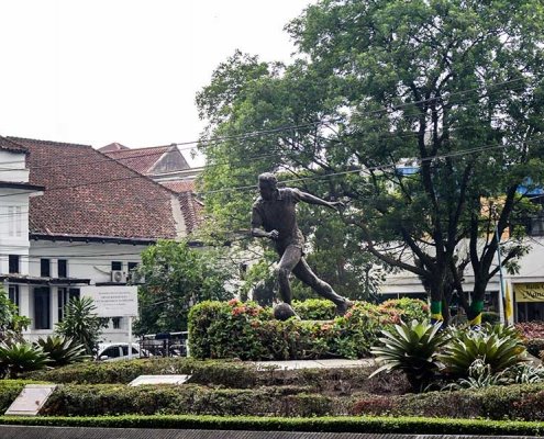 patung publik monumen sepak bola tamblong bandung