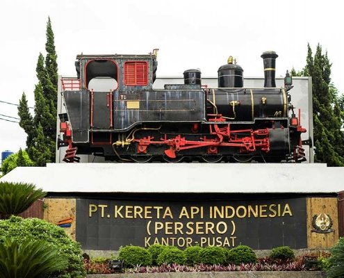 patung publik kereta api kantor kai bandung