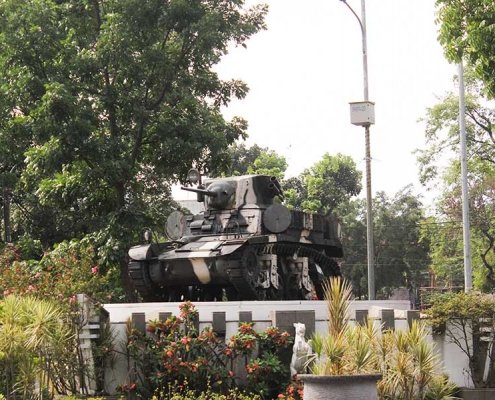 patung publik tank baja bandung